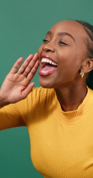 Νεαρή Μαύρη Γυναίκα Σηκώνει Χέρι Φωνάζει Ενθουσιασμό Πράσινο Στούντιο Φόντο — Αρχείο Βίντεο