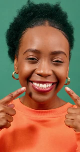 Красивая Молодая Женщина Указывает Улыбку Белые Зубы Счастливые Зеленой Студии — стоковое видео