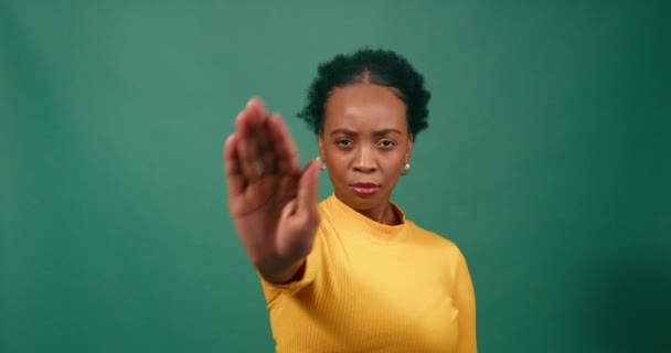 若い黒人女性は グリーンスタジオの背景にノーと言って手を差し伸べます 高品質の4K映像 — ストック動画