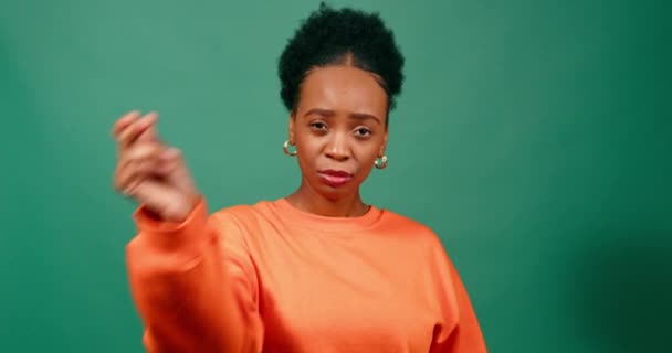 若い黒人女性が指をスナップすることは 緑のスタジオを与えます 高品質の4K映像 — ストック動画