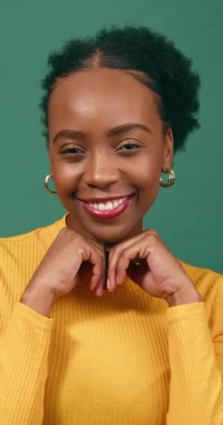 Mooie Zwarte Vrouw Cups Handen Onder Kin Schattige Pose Groene — Stockvideo