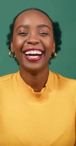 笑う若い女性 黒い美しい緑の背景スタジオ 高品質の4K映像 — ストック動画