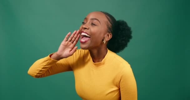 Young Black Woman Raises Hand Yells Excitedly Green Background Studio — Stock Video