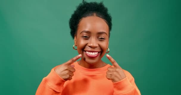 Красива Молода Жінка Вказує Посмішку Білі Зуби Щасливі Зеленій Студії — стокове відео