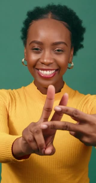 Wanita Kulit Hitam Yang Cantik Tertawa Dengan Simbol Tagar Kampanye — Stok Video