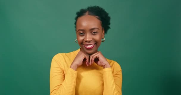 Beautiful Black Woman Cups Hands Chin Cute Pose Green Studio — Stock Video