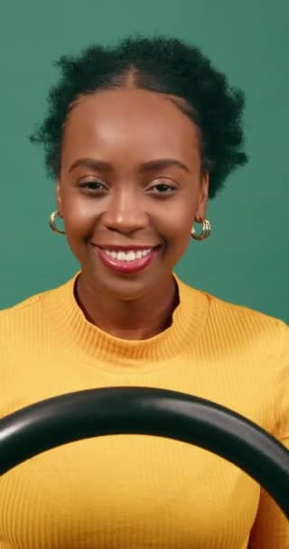 Όμορφη Μαύρη Γυναίκα Οδηγεί Αυτοκίνητο Χαμογελώντας Και Αναζητούν Ηρεμία Πράσινο — Αρχείο Βίντεο