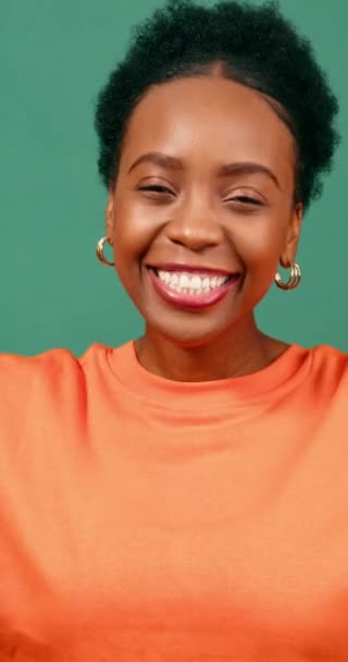 Όμορφη Μαύρη Γυναίκα Δίνει Δύο Αντίχειρες Επάνω Πράσινο Φόντο Στούντιο — Αρχείο Βίντεο