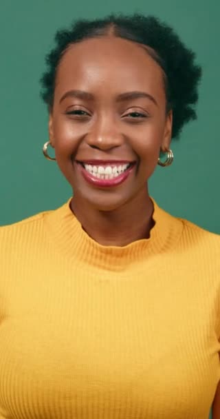 Γελαστή Νεαρή Γυναίκα Μαύρο Όμορφο Πράσινο Στούντιο Υψηλής Ποιότητας Πλάνα — Αρχείο Βίντεο