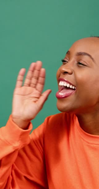 Jonge Zwarte Vrouw Steekt Hand Schreeuwt Opgewonden Groene Achtergrond Komen — Stockvideo