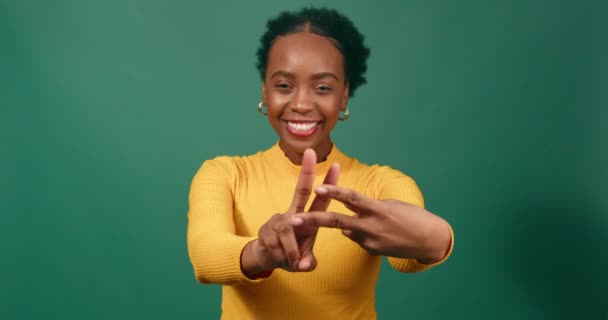 Όμορφη Μαύρη Γυναίκα Γελάει Σύμβολο Του Hashtag Μέσα Κοινωνικής Δικτύωσης — Αρχείο Βίντεο