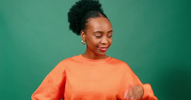 Belle Jeune Femme Noire Tient Les Paumes Vers Haut Pesant — Video