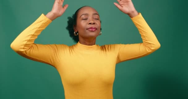 Vacker Kvinna Lägger Armarna Bakom Huvudet Avslappning Stretch Grön Studio — Stockvideo