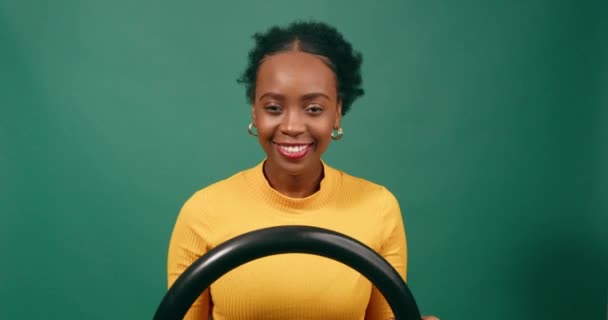 Piękna Czarna Kobieta Prowadzi Samochód Uśmiechając Się Wyglądając Spokojnie Zielone — Wideo stockowe