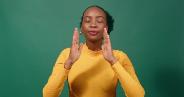 Kalme Jonge Vrouw Legt Handen Gebed Positie Bidden Groene Studio — Stockvideo