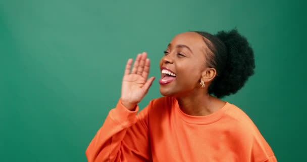 Młoda Czarna Kobieta Podnosi Rękę Krzyczy Podniecenia Przejść Przez Zielone — Wideo stockowe