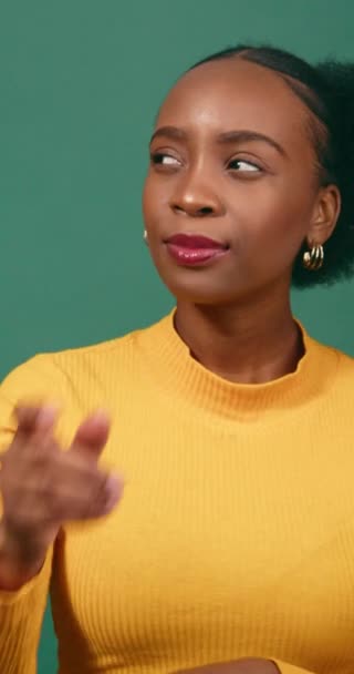 Serieuze Jonge Vrouw Tikt Kin Terwijl Denkt Overweegt Groene Studio — Stockvideo