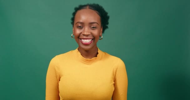 Lachende Jonge Vrouw Zwart Mooie Groene Achtergrond Studio Hoge Kwaliteit — Stockvideo