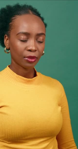 Jonge Zwarte Vrouw Bedekt Gezicht Met Hand Gezicht Palm Groene — Stockvideo