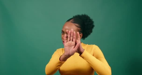 Молода Чорна Жінка Тримає Руки Ховаючись Може Дивитися Наляканий Зелена — стокове відео