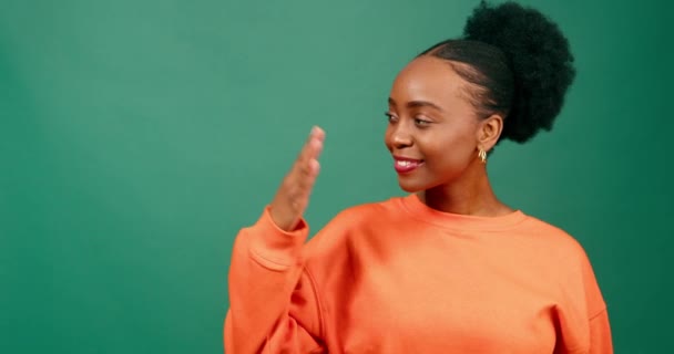 Красива Чорна Жінка Використовує Жест Долоні Вгору Шукаючи Копіювати Простір — стокове відео