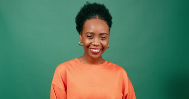Wanita Muda Tertawa Black Indah Studio Latar Belakang Hijau Rekaman — Stok Video