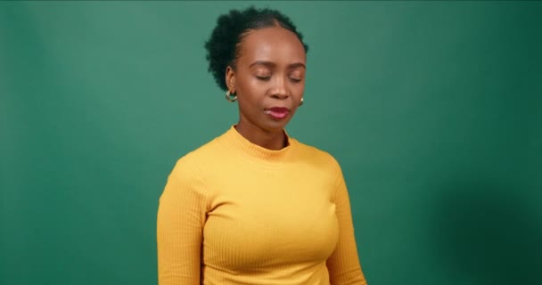 Młoda Czarna Kobieta Zakrywa Twarz Dłonią Dłonią Zielonym Tłem Studia — Wideo stockowe