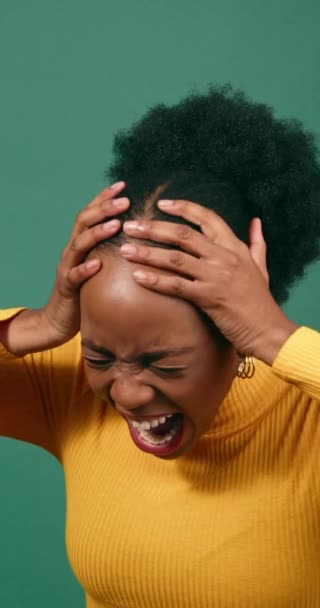 Απογοητευμένη Και Θυμωμένη Νεαρή Γυναίκα Χέρια Στα Μαλλιά Πράσινο Φόντο — Αρχείο Βίντεο