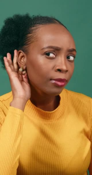 Mooie Zwarte Vrouw Kopjes Oor Luisteren Naar Roddels Nieuws Verrast — Stockvideo