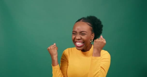 Podekscytowana Kobieta Wiwatuje Wygrywa Szczęśliwy Taniec Zielone Tło Studia Wysokiej — Wideo stockowe