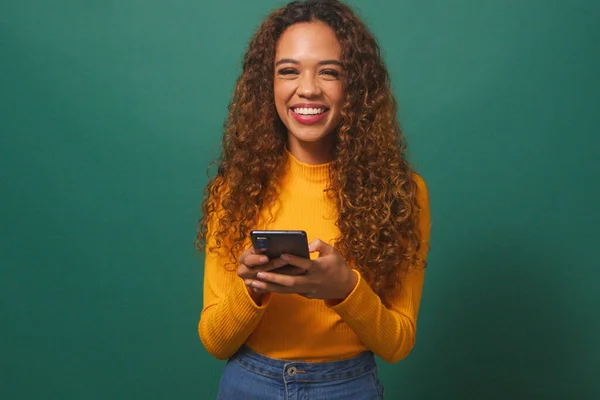 Hermosa Mujer Joven Mensajes Texto Teléfono Celular Sonriente Fondo Estudio — Foto de Stock