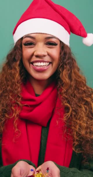 Feliz Joven Mujer Lanza Confeti Estrella Oro Baila Navidad Estudio — Vídeos de Stock