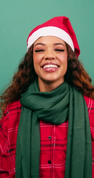 Heyecanlı Çok Irklı Genç Bir Kadın Elleriyle Gözlerini Kapatıyor Noel — Stok video