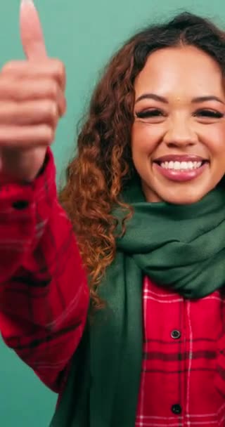 Leende Ung Multietnisk Kvinna Ger Tummen Upp Studio Julfärger Högkvalitativ — Stockvideo