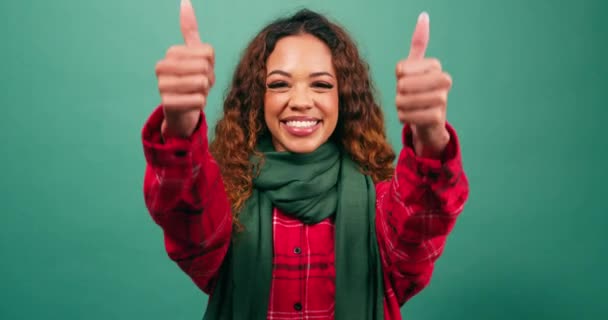 Χαμογελώντας Νεαρή Πολυεθνική Γυναίκα Δίνει Αντίχειρες Επάνω Στο Στούντιο Χρώματα — Αρχείο Βίντεο
