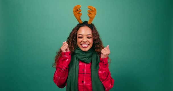 Mujer Joven Emocionada Salta Baila Emocionada Por Navidad Estudio Imágenes — Vídeos de Stock