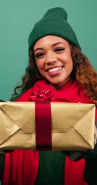 Kışlık giysiler içinde güzel bir kadın hediye stüdyosunu teslim etti. Yüksek kalite 4k görüntü