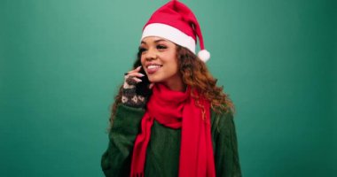 Güzel genç bir kadın Noel 'de güzel haberler alıyor, sürpriz heyecan, stüdyo. Yüksek kalite 4k görüntü