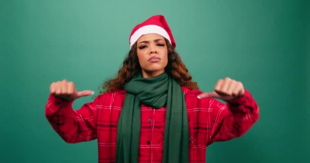 Mujer Joven Molesta Doble Pulgar Hacia Abajo Estudio Temático Navidad — Vídeos de Stock