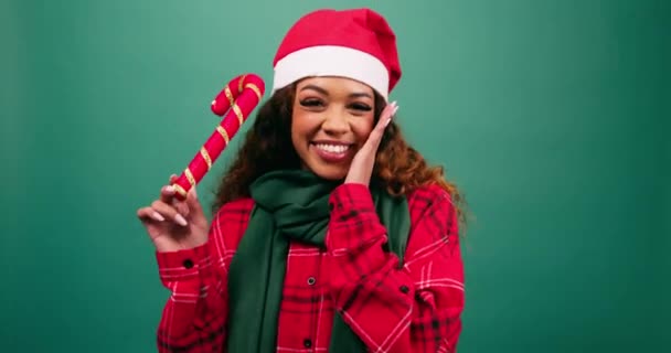 Ενθουσιασμένη Νεαρή Γυναίκα Κύματα Ζαχαρένια Διακόσμηση Ζαχαροκάλαμου Χριστούγεννα Στούντιο Καπέλο — Αρχείο Βίντεο