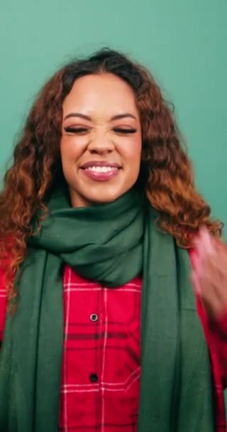 Spännande Ung Multietnisk Kvinna Täcker Ögon Med Händer Jul Studio — Stockvideo