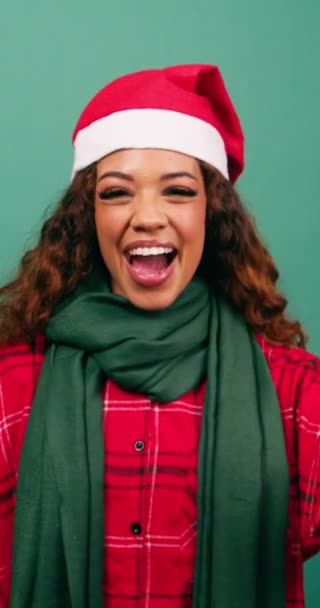 Sorrindo Jovem Mulher Multi Étnica Polegares Estúdio Cores Natal Imagens — Vídeo de Stock