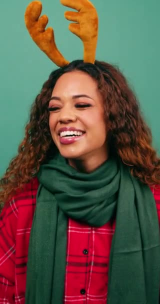 クリスマスカラーを着た笑う若い女性の肖像画 スタジオビデオ 高品質の4K映像 — ストック動画