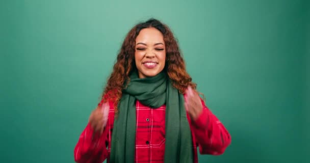 Aufgeregte Junge Multiethnische Frau Bedeckt Augen Mit Händen Weihnachtsatelier Hochwertiges — Stockvideo