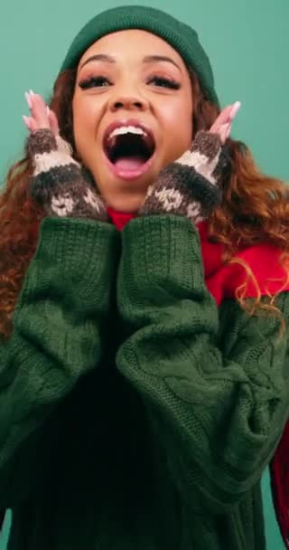 Захоплена Молода Жінка Скрипить Руками Під Підборіддя Затишна Зимова Різдвяна — стокове відео