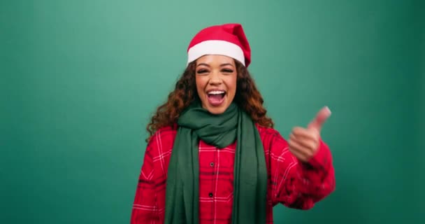 微笑的年轻多种族女人在工作室里抛下大拇指 圣诞色彩 高质量的4K镜头 — 图库视频影像