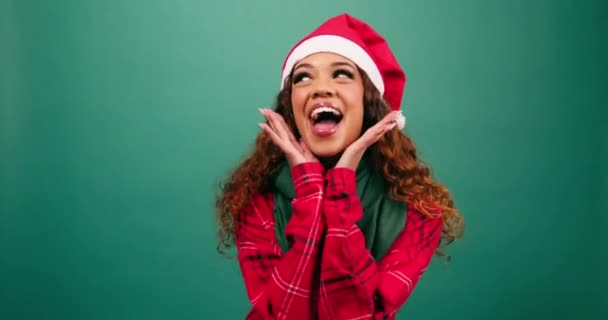 Захоплена Молода Жінка Робить Милу Позу Руками Під Підборіддям Різдвяна — стокове відео