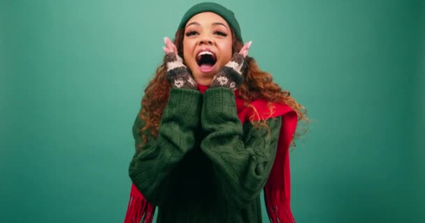 エキサイティングな若い女性は コージーな冬のクリスマススタジオの下に手で絞ります 高品質の4K映像 — ストック動画