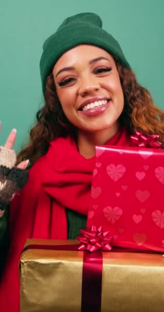 Gyönyörű Fiatal Hölgy Üdvözöl Integet Helló Átadja Csomagolt Karácsonyi Ajándék — Stock videók