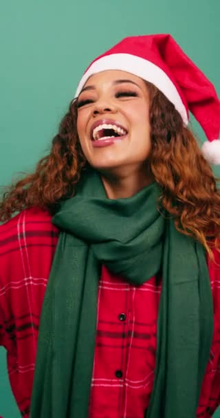 クリスマスサンタの帽子をかぶった笑う若い女性の肖像画 スタジオビデオ 高品質の4K映像 — ストック動画